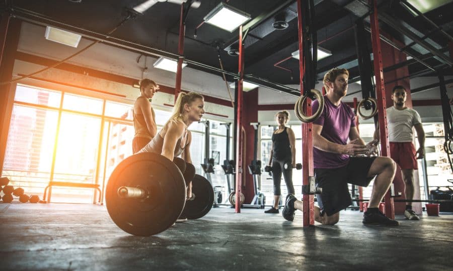 Clase grupal de fitboxing con música y guantes de boxeo