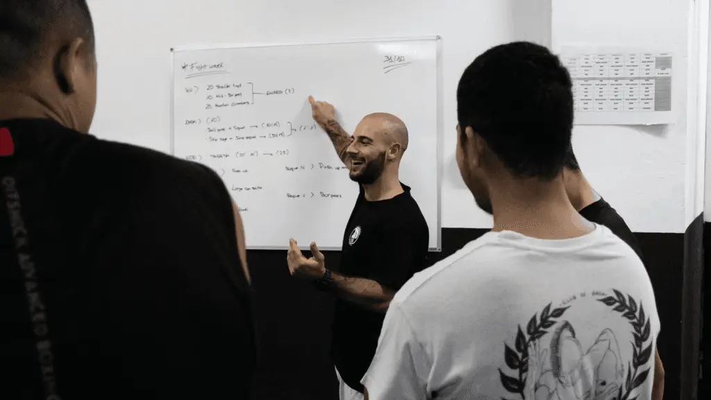Entrenador de Ilion Boxing Club explicando rutina de entrenamiento funcional en Barcelona