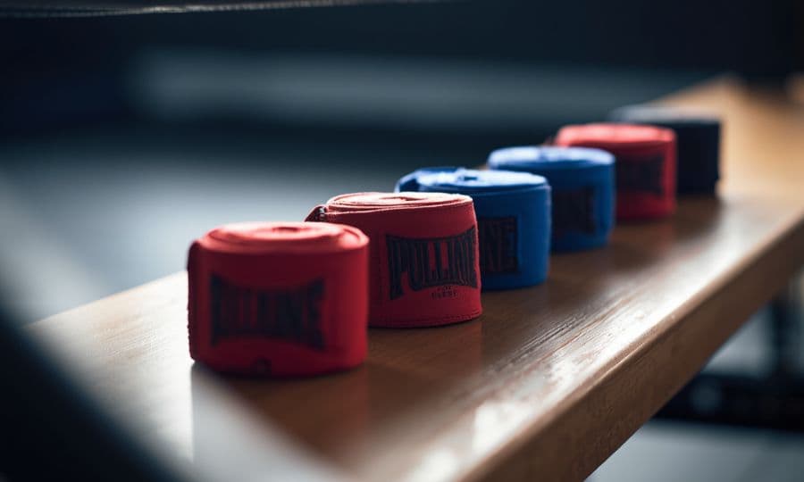 Vendas de boxeo y guantes sobre una superficie de entrenamiento