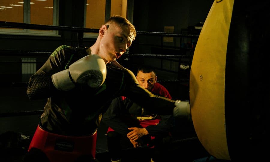 Persona golpeando saco de boxeo en una clase de fitboxing