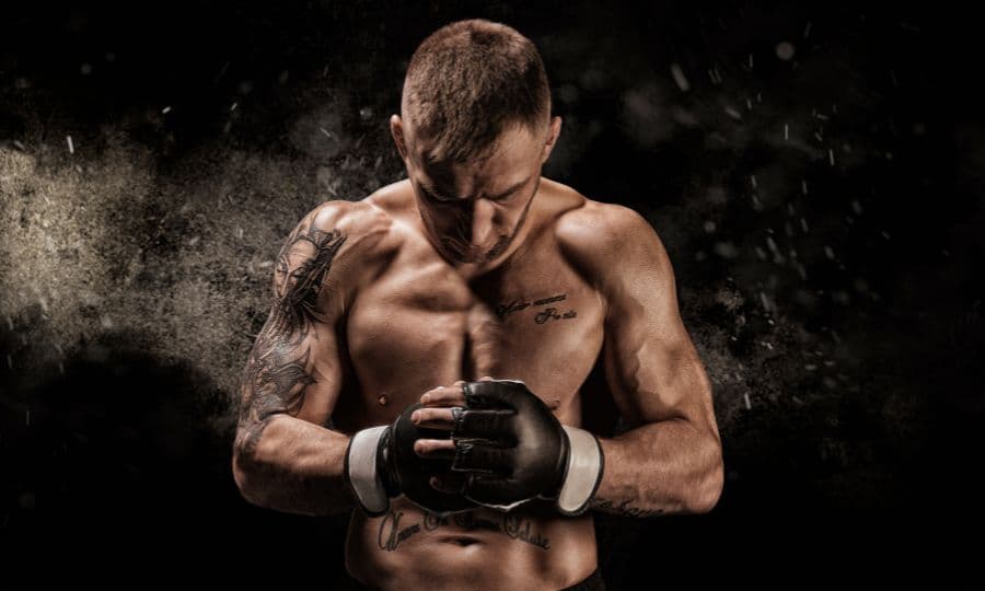 Luchador de MMA en posición de combate de artes marciales mixtas