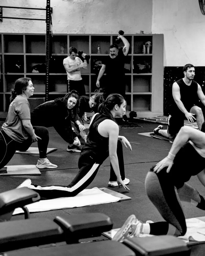 Alumno realizando press de barra en una clase de Conditioning en Ilion Boxing Club Barcelona