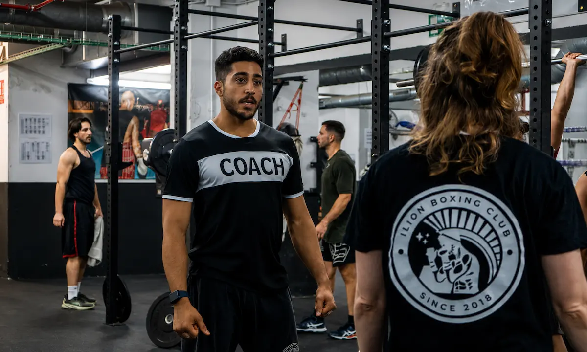 Entrenador personal de Ilion Boxing Club dirigiendo una sesión de entrenamiento funcional en Barcelona