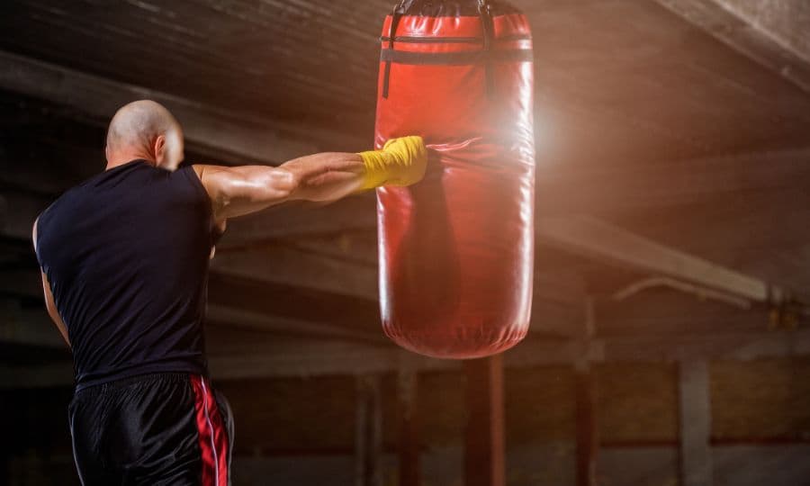 Deportista entrenando boxeo para quemar calorías y adelgazar