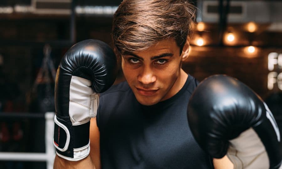 Principiante aprendiendo boxeo con guantes en un gimnasio de Barcelona
