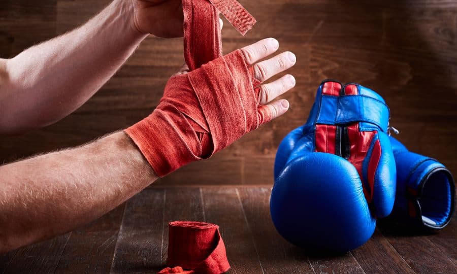 Boxeador vendándose las manos correctamente antes del entrenamiento