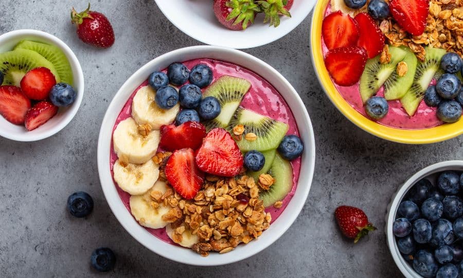 Desayuno saludable con frutas y proteínas para adelgazar