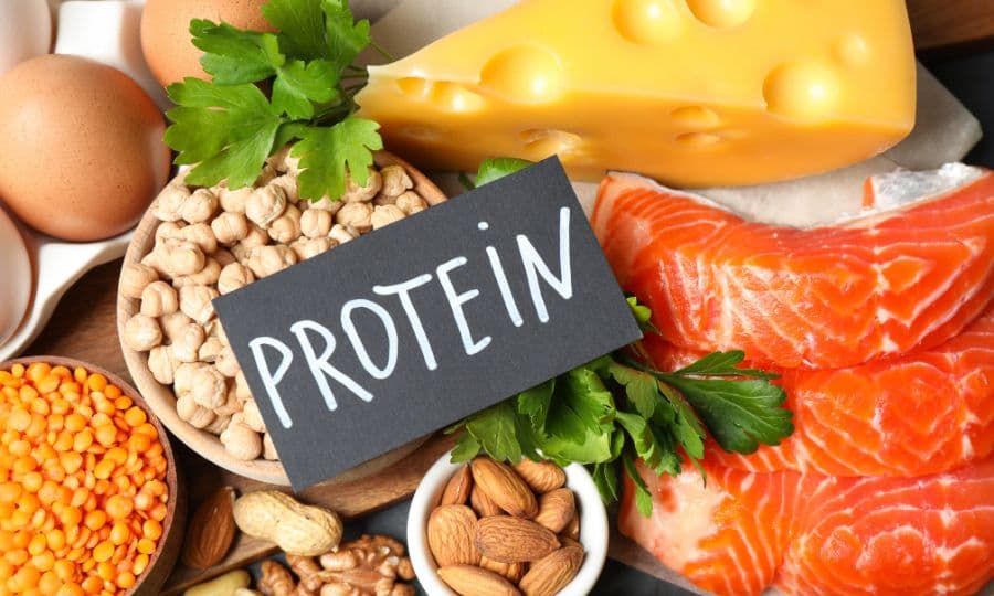 Boxeador con comida saludable y proteínas para rendir en el entrenamiento