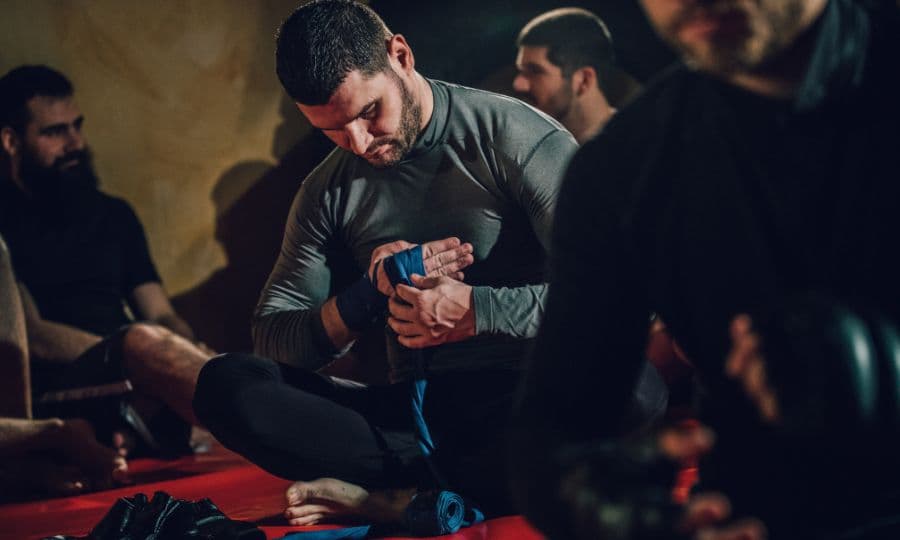 Luchadores practicando jiu jitsu brasileño en el suelo