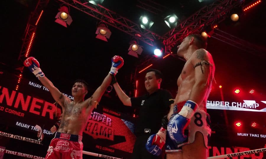 Luchador practicando Muay Thai con patada y técnica de combate