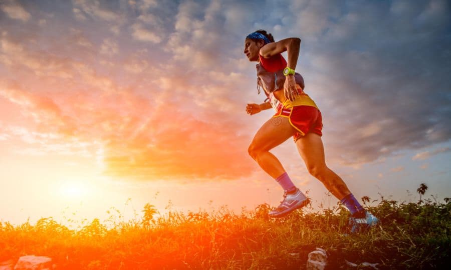 Deportista corriendo y entrenando para mejorar la resistencia física