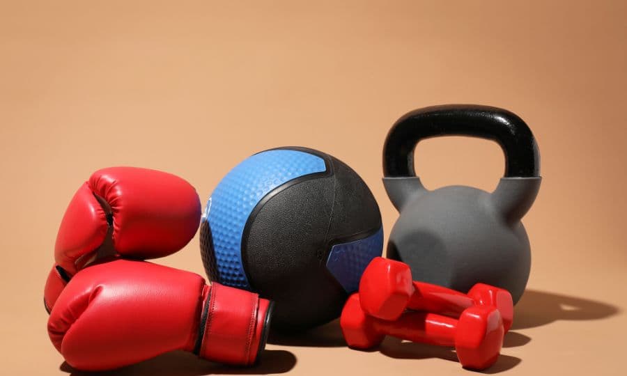 Boxeador entrenando con equipamiento moderno en un gimnasio actual