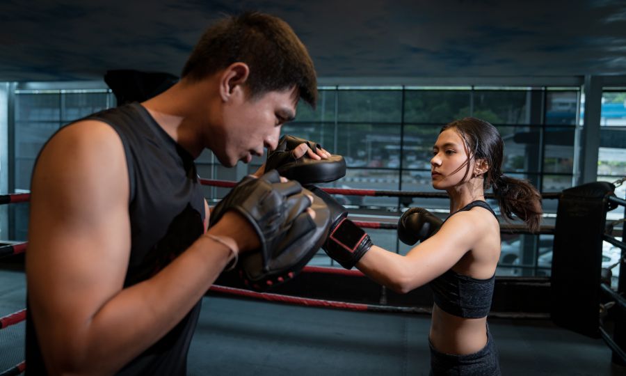 Mujer entrenando boxeo en Barcelona