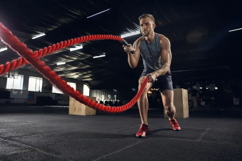 Ejercicio de battle ropes en entrenamiento funcional de alta intensidad