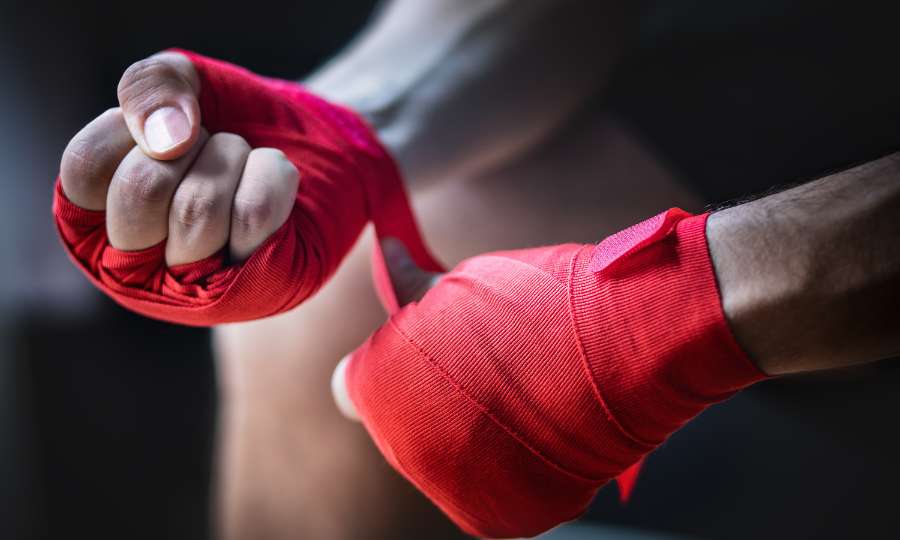 Mano vendada lista para entrenamiento de boxeo en Ilion Boxing Club Barcelona