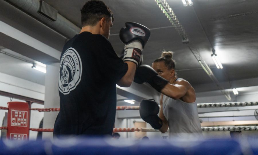 mujer entrenando boxeo con entrenador en Ilion Boxing Club Barcelona