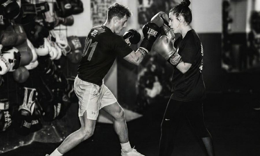 Persona entrenando boxeo para adelgazar en gimnasio de Barcelona